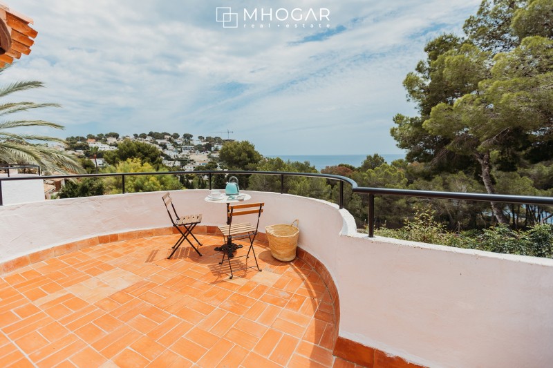 Venta - Oportunidad de inversión, Villa mediterránea frente a Cala Baladrar con apartamentos independientes y local comercial, Benissa, Costa Blanca!